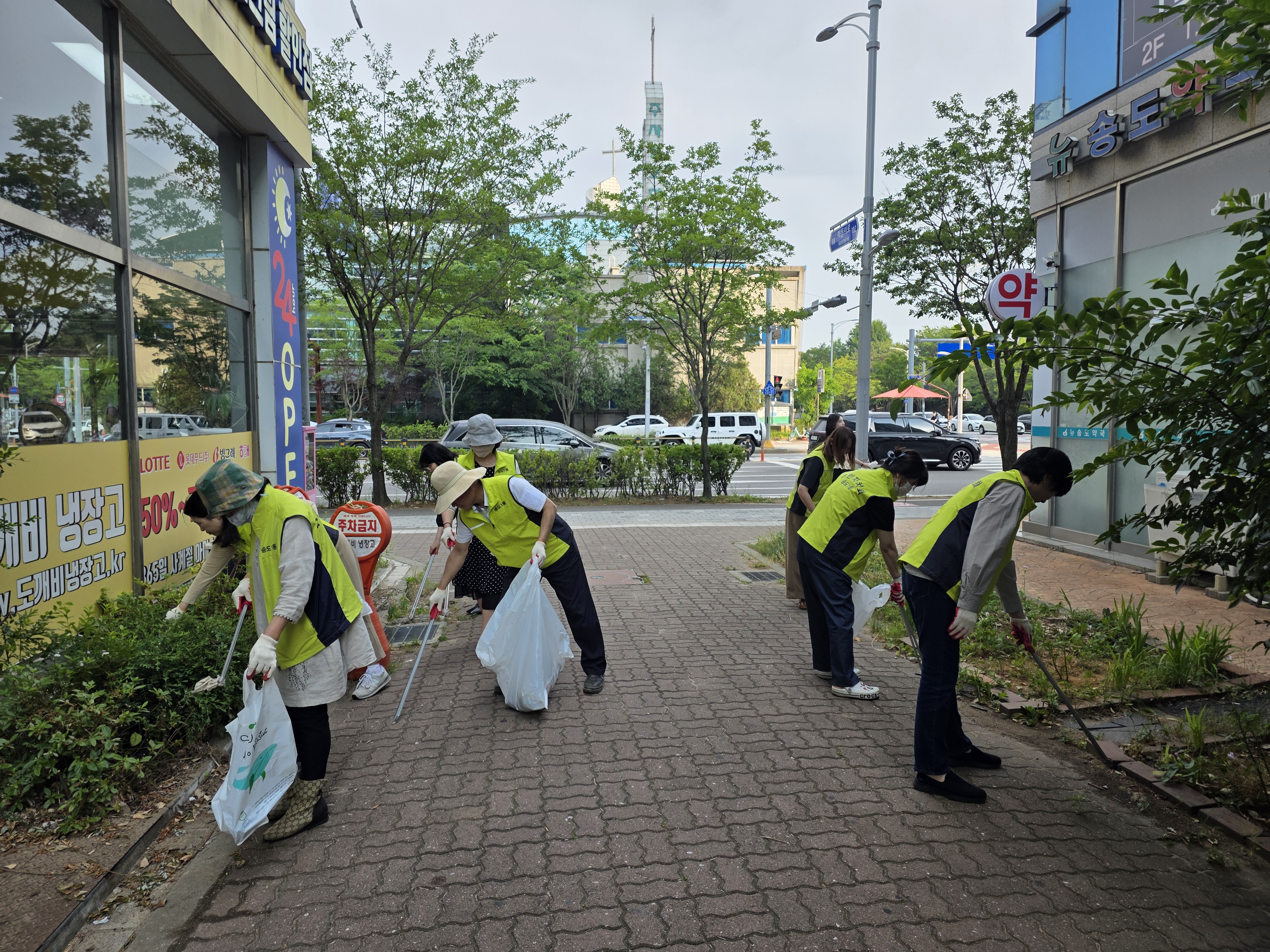 연수구 송도1동 주민자치회는 지난 12일 깨끗한 거리 환경 조성을 위한 민‧관 합동 안전한 도시 함께하는 플로깅 활동을 진행했다
